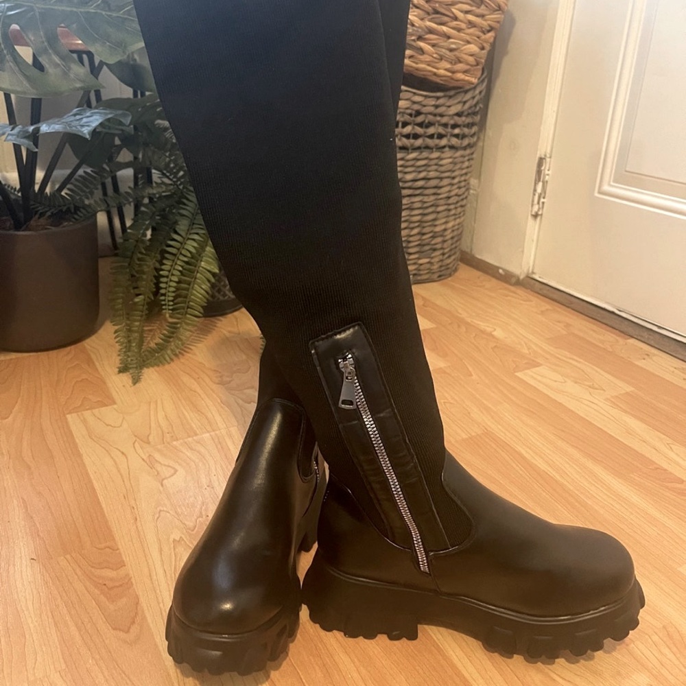 NWOT:OVER KNEE Boots Zip up soft sweater style